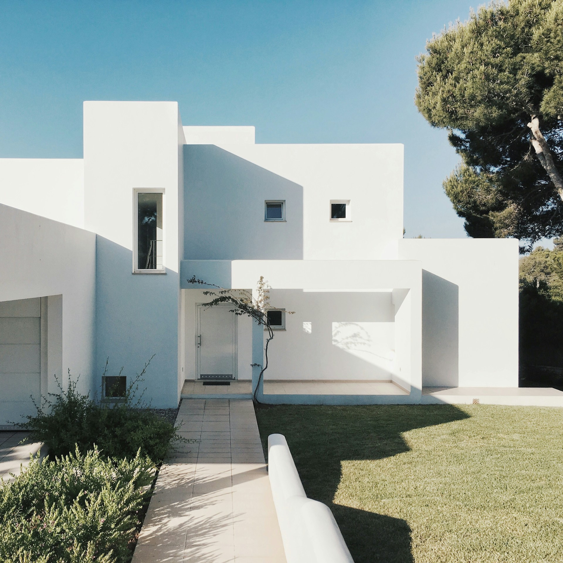 Chalet Cala, arquitectura minimalista blanca